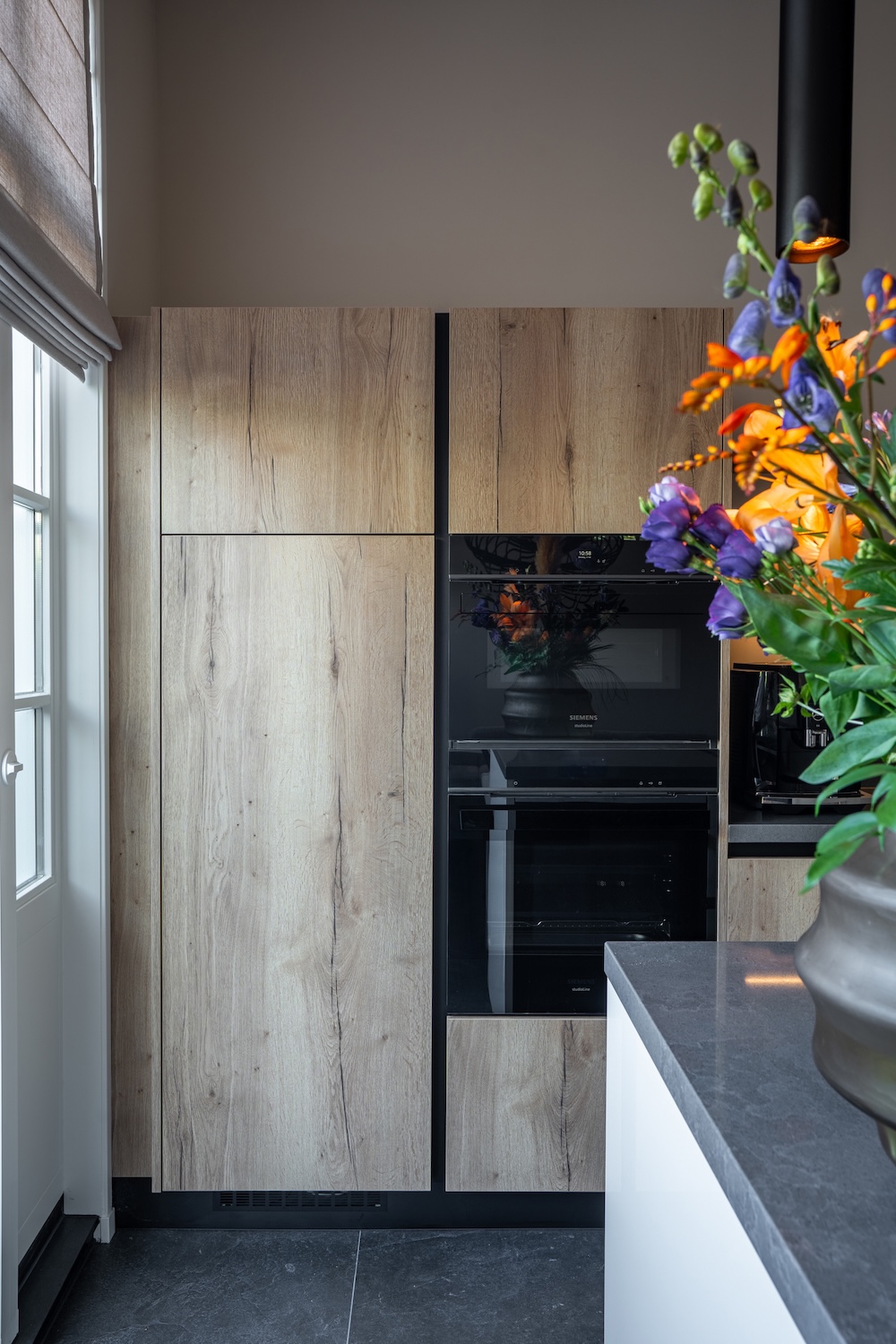 Foto Binnenkijken: een warme keuken die helemaal opgaat in het interieur FotoBinnenkijken: een warme keuken die helemaal opgaat in het interieur